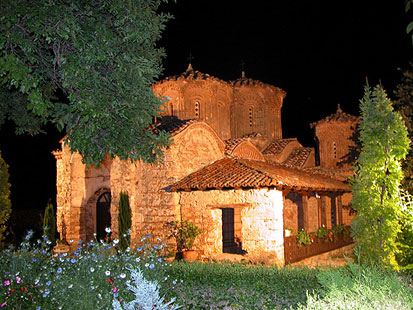 манастирот ноќе